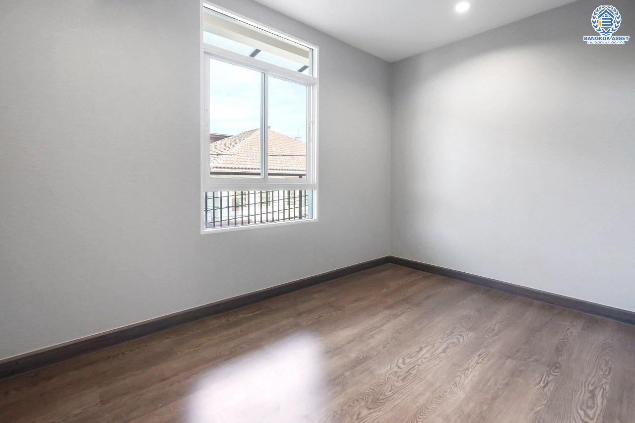 บ้านแฝดมือสองนนทุบรี โครงการ จรรยานิเวศน์ แจ้งวัฒนะ-ปากเกร็ด เนื้อที่กว้างถึง 47 ตร.ว. ฟังก์ชันจัดเต็ม 4 ห้องนอน 5 ห้องน้ำ 3 ที่จอดรถ บ้านสภาพดี บนทำเลโซนเมือง ใกล้รถไฟฟ้าสายสีชมพู "สถานีแจ้งวัฒนะ-ปากเกร็ด 28" ที่จะเปิดให้บริการในอนาคต และทางด่วน "ศรีรัช"