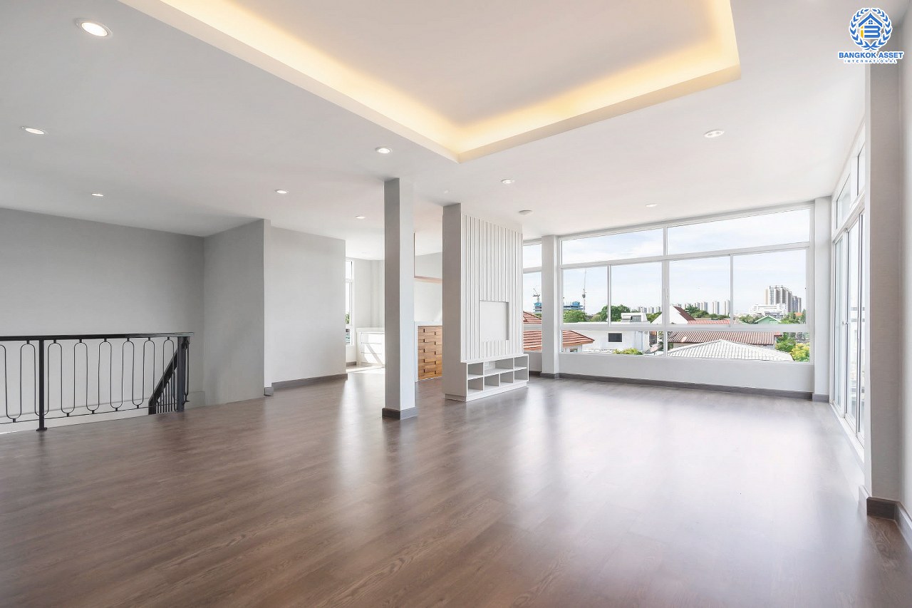 บ้านแฝดมือสองนนทุบรี โครงการ จรรยานิเวศน์ แจ้งวัฒนะ-ปากเกร็ด เนื้อที่กว้างถึง 47 ตร.ว. ฟังก์ชันจัดเต็ม 4 ห้องนอน 5 ห้องน้ำ 3 ที่จอดรถ บ้านสภาพดี บนทำเลโซนเมือง ใกล้รถไฟฟ้าสายสีชมพู "สถานีแจ้งวัฒนะ-ปากเกร็ด 28" ที่จะเปิดให้บริการในอนาคต และทางด่วน "ศรีรัช"