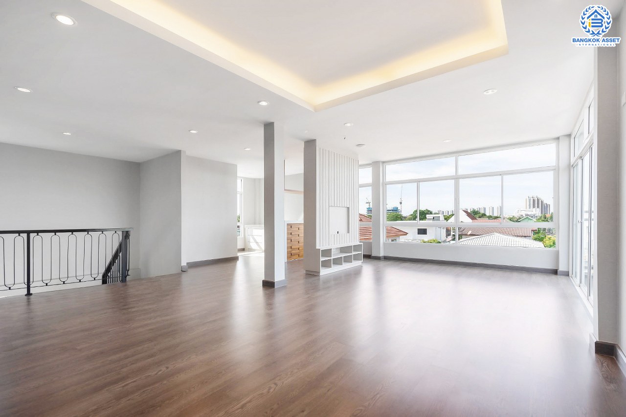 บ้านแฝดมือสองนนทุบรี โครงการ จรรยานิเวศน์ แจ้งวัฒนะ-ปากเกร็ด เนื้อที่กว้างถึง 47 ตร.ว. ฟังก์ชันจัดเต็ม 4 ห้องนอน 5 ห้องน้ำ 3 ที่จอดรถ บ้านสภาพดี บนทำเลโซนเมือง ใกล้รถไฟฟ้าสายสีชมพู "สถานีแจ้งวัฒนะ-ปากเกร็ด 28" ที่จะเปิดให้บริการในอนาคต และทางด่วน "ศรีรัช"