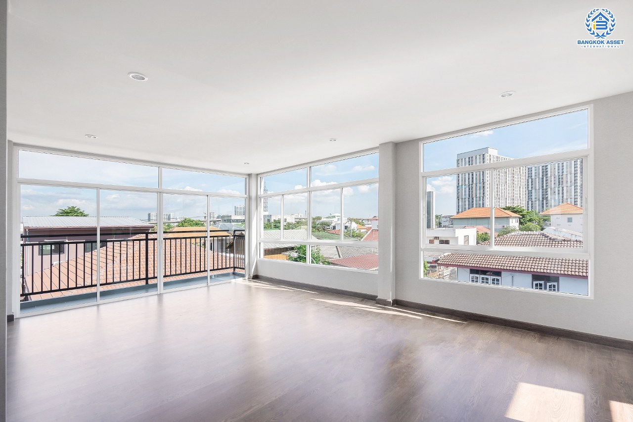 บ้านแฝดมือสองนนทุบรี โครงการ จรรยานิเวศน์ แจ้งวัฒนะ-ปากเกร็ด เนื้อที่กว้างถึง 47 ตร.ว. ฟังก์ชันจัดเต็ม 4 ห้องนอน 5 ห้องน้ำ 3 ที่จอดรถ บ้านสภาพดี บนทำเลโซนเมือง ใกล้รถไฟฟ้าสายสีชมพู "สถานีแจ้งวัฒนะ-ปากเกร็ด 28" ที่จะเปิดให้บริการในอนาคต และทางด่วน "ศรีรัช"