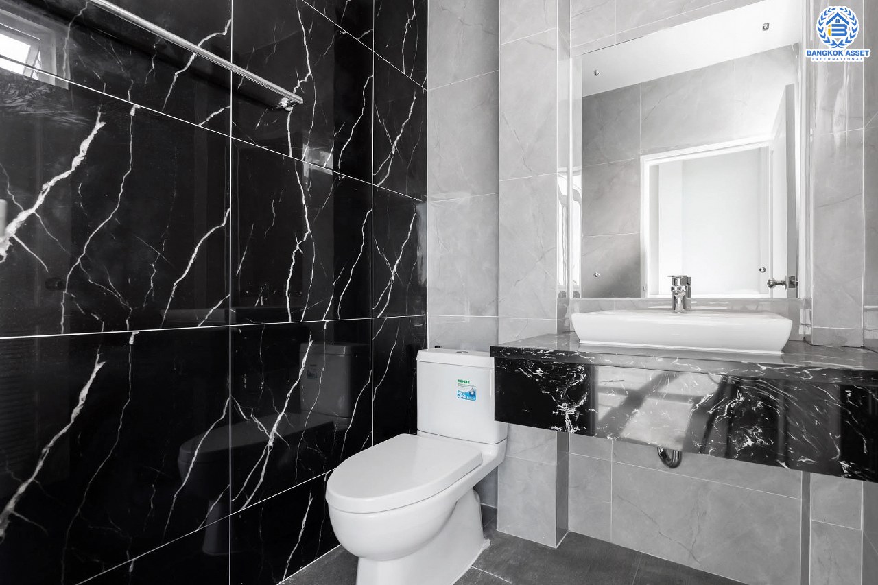 บ้านแฝดมือสองนนทุบรี โครงการ จรรยานิเวศน์ แจ้งวัฒนะ-ปากเกร็ด เนื้อที่กว้างถึง 47 ตร.ว. ฟังก์ชันจัดเต็ม 4 ห้องนอน 5 ห้องน้ำ 3 ที่จอดรถ บ้านสภาพดี บนทำเลโซนเมือง ใกล้รถไฟฟ้าสายสีชมพู "สถานีแจ้งวัฒนะ-ปากเกร็ด 28" ที่จะเปิดให้บริการในอนาคต และทางด่วน "ศรีรัช"