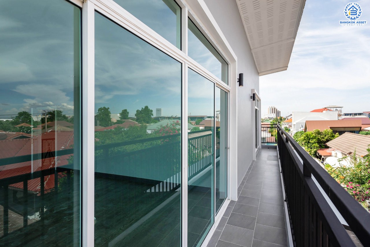 บ้านแฝดมือสองนนทุบรี โครงการ จรรยานิเวศน์ แจ้งวัฒนะ-ปากเกร็ด เนื้อที่กว้างถึง 47 ตร.ว. ฟังก์ชันจัดเต็ม 4 ห้องนอน 5 ห้องน้ำ 3 ที่จอดรถ บ้านสภาพดี บนทำเลโซนเมือง ใกล้รถไฟฟ้าสายสีชมพู "สถานีแจ้งวัฒนะ-ปากเกร็ด 28" ที่จะเปิดให้บริการในอนาคต และทางด่วน "ศรีรัช"