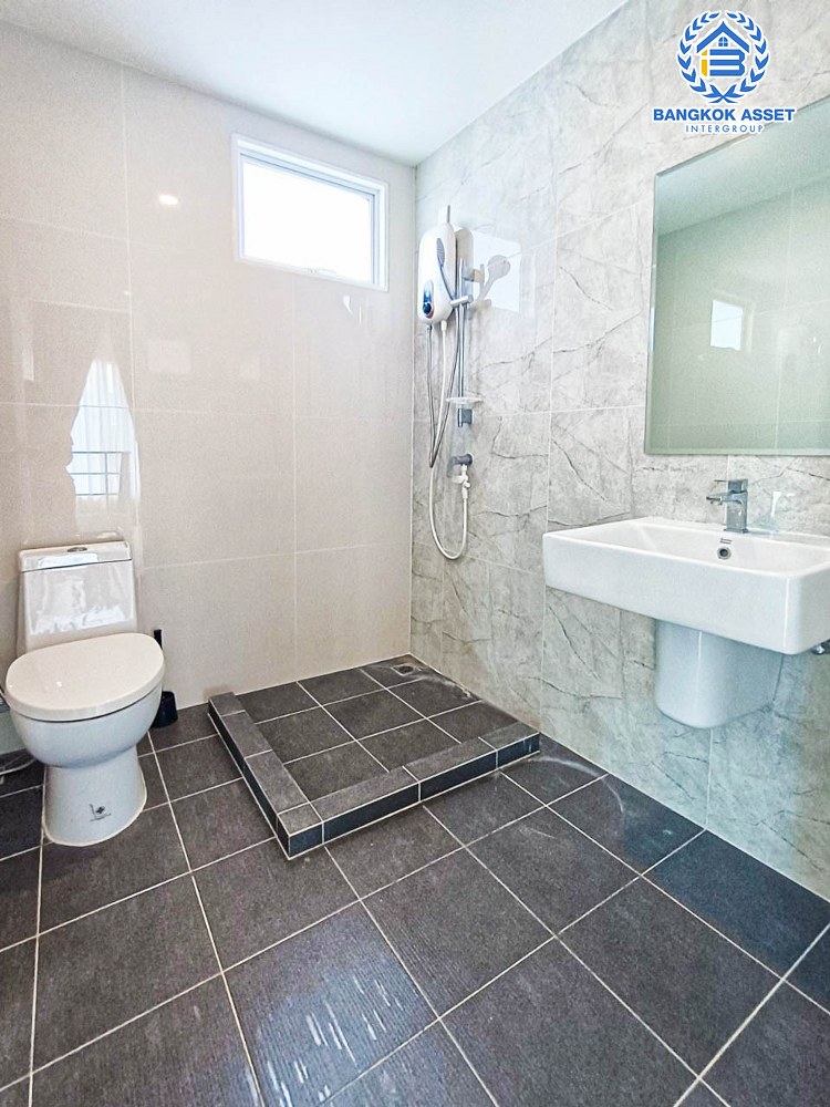 *****บ้านแฝดมือสอง โครงการ เสนาวิลเลจ บางกรวย-ไทรน้อย เนื้อที่ 37 ตร.ว. ฟังก์ชัน 4 ห้องนอน 2 ห้องน้ำ จอดรถได้ 2 คัน แถมฟรี! เครื่องปรับอากาศ โครงการตั้งบนทำเลเดินทางสะดวก เชื่อมต่อถนนบางกรวย-ไทรน้อย ใกล้เซ็นทรัลเวสต์เกต รถไฟฟ้าสายสีม่วง "สถานีบางพลู" และจุดขึ้นทางด่วน "กาญจนาภิเษก"