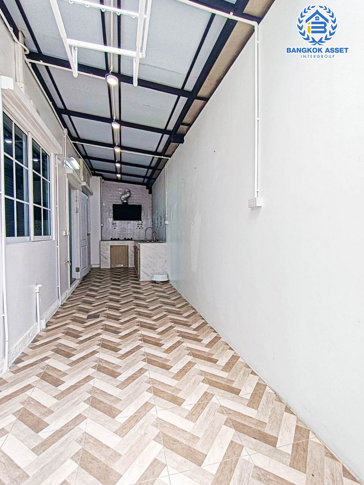 *****บ้านแฝดมือสอง โครงการ เสนาวิลเลจ บางกรวย-ไทรน้อย เนื้อที่ 37 ตร.ว. ฟังก์ชัน 4 ห้องนอน 2 ห้องน้ำ จอดรถได้ 2 คัน แถมฟรี! เครื่องปรับอากาศ โครงการตั้งบนทำเลเดินทางสะดวก เชื่อมต่อถนนบางกรวย-ไทรน้อย ใกล้เซ็นทรัลเวสต์เกต รถไฟฟ้าสายสีม่วง "สถานีบางพลู" และจุดขึ้นทางด่วน "กาญจนาภิเษก"