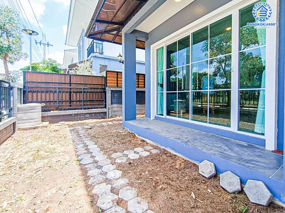 *****บ้านแฝดมือสอง โครงการ เสนาวิลเลจ บางกรวย-ไทรน้อย เนื้อที่ 37 ตร.ว. ฟังก์ชัน 4 ห้องนอน 2 ห้องน้ำ จอดรถได้ 2 คัน แถมฟรี! เครื่องปรับอากาศ โครงการตั้งบนทำเลเดินทางสะดวก เชื่อมต่อถนนบางกรวย-ไทรน้อย ใกล้เซ็นทรัลเวสต์เกต รถไฟฟ้าสายสีม่วง "สถานีบางพลู" และจุดขึ้นทางด่วน "กาญจนาภิเษก"