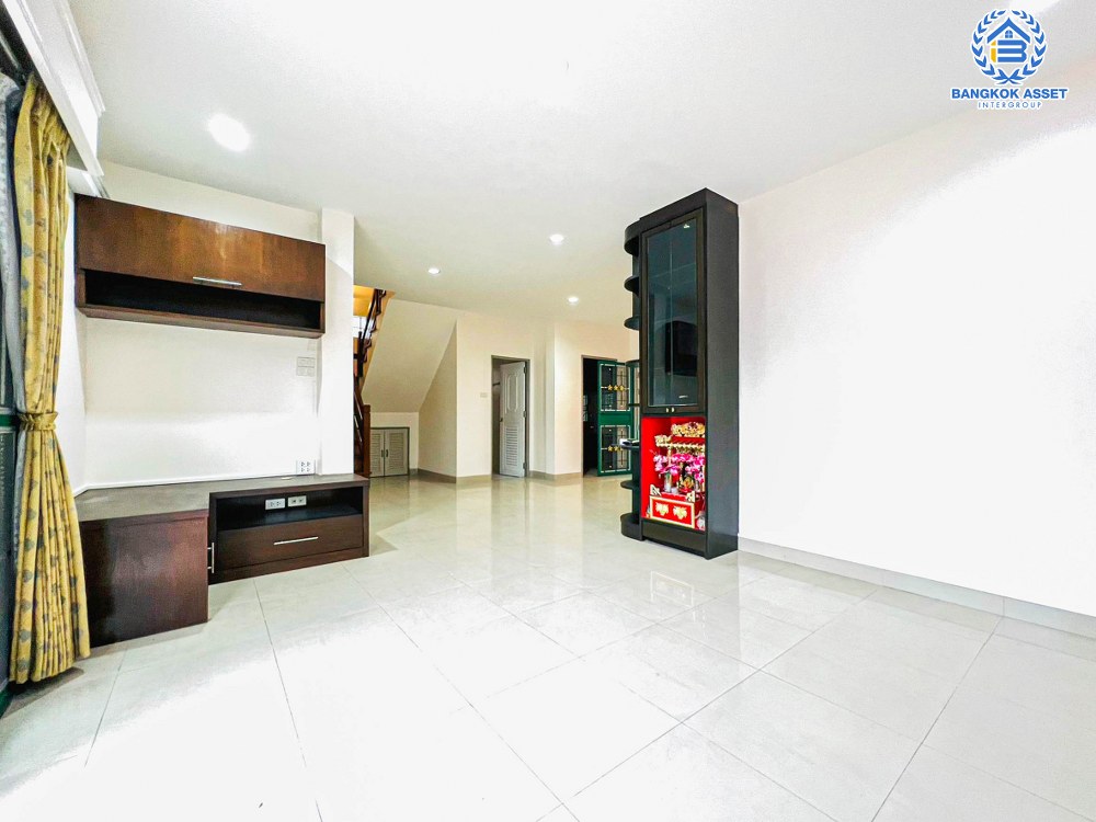 *****บ้านเดี่ยวมือสอง โครงการ มธุรสโฮม11 พิบูลย์สงคราม หลังมุม เนื้อที่กว้าง 55 ตร.ว. ฟังก์ชัน 4 ห้องนอน 3 ห้องน้ำ จอดรถได้ 1 คัน ภายในสภาพดีเยี่ยม พร้อมเข้าอยู่ ตั้งบนทำเลเดินทางสะดวก เชื่อมถนนพิบูลย์สงคราม, ถนนวงศ์สว่าง และถนนติวานนท์ ใกล้โครงการรถไฟฟ้าสายสีม่วง "สถานีแยกติวานนท์"