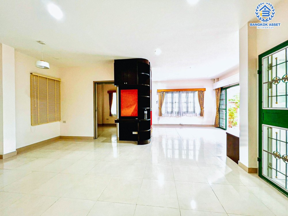 *****บ้านเดี่ยวมือสอง โครงการ มธุรสโฮม11 พิบูลย์สงคราม หลังมุม เนื้อที่กว้าง 55 ตร.ว. ฟังก์ชัน 4 ห้องนอน 3 ห้องน้ำ จอดรถได้ 1 คัน ภายในสภาพดีเยี่ยม พร้อมเข้าอยู่ ตั้งบนทำเลเดินทางสะดวก เชื่อมถนนพิบูลย์สงคราม, ถนนวงศ์สว่าง และถนนติวานนท์ ใกล้โครงการรถไฟฟ้าสายสีม่วง "สถานีแยกติวานนท์"