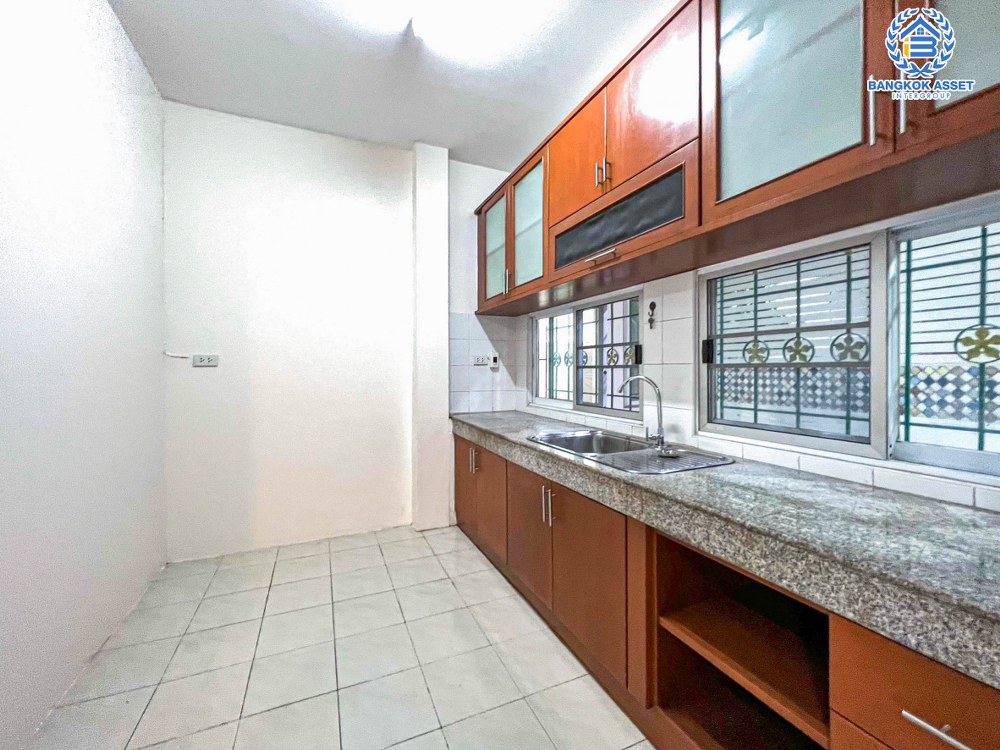 *****บ้านเดี่ยวมือสอง โครงการ มธุรสโฮม11 พิบูลย์สงคราม หลังมุม เนื้อที่กว้าง 55 ตร.ว. ฟังก์ชัน 4 ห้องนอน 3 ห้องน้ำ จอดรถได้ 1 คัน ภายในสภาพดีเยี่ยม พร้อมเข้าอยู่ ตั้งบนทำเลเดินทางสะดวก เชื่อมถนนพิบูลย์สงคราม, ถนนวงศ์สว่าง และถนนติวานนท์ ใกล้โครงการรถไฟฟ้าสายสีม่วง "สถานีแยกติวานนท์"