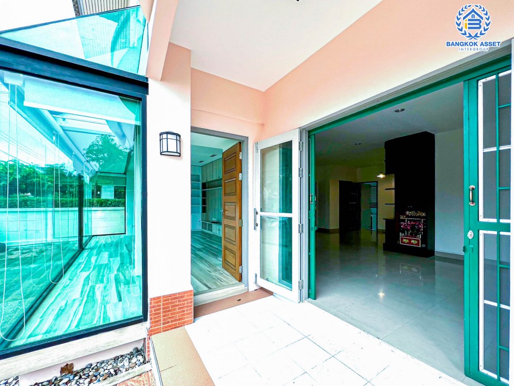 *****บ้านเดี่ยวมือสอง โครงการ มธุรสโฮม11 พิบูลย์สงคราม หลังมุม เนื้อที่กว้าง 55 ตร.ว. ฟังก์ชัน 4 ห้องนอน 3 ห้องน้ำ จอดรถได้ 1 คัน ภายในสภาพดีเยี่ยม พร้อมเข้าอยู่ ตั้งบนทำเลเดินทางสะดวก เชื่อมถนนพิบูลย์สงคราม, ถนนวงศ์สว่าง และถนนติวานนท์ ใกล้โครงการรถไฟฟ้าสายสีม่วง "สถานีแยกติวานนท์"