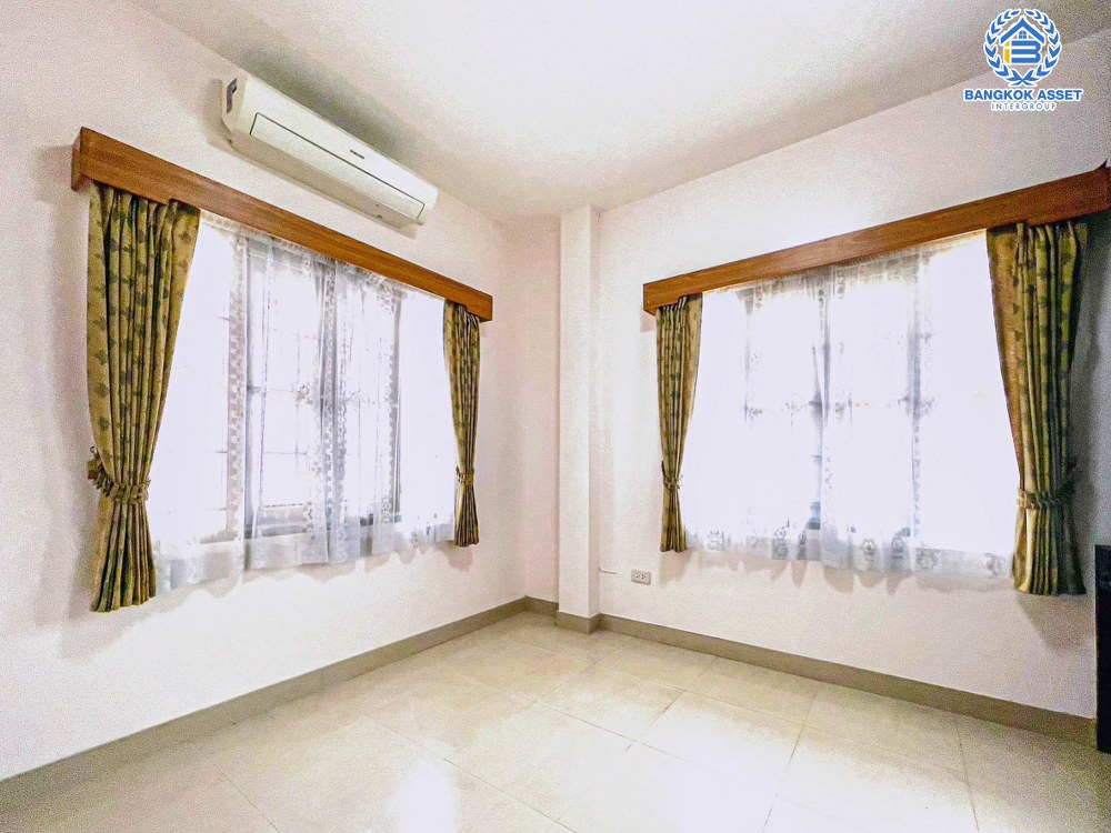 *****บ้านเดี่ยวมือสอง โครงการ มธุรสโฮม11 พิบูลย์สงคราม หลังมุม เนื้อที่กว้าง 55 ตร.ว. ฟังก์ชัน 4 ห้องนอน 3 ห้องน้ำ จอดรถได้ 1 คัน ภายในสภาพดีเยี่ยม พร้อมเข้าอยู่ ตั้งบนทำเลเดินทางสะดวก เชื่อมถนนพิบูลย์สงคราม, ถนนวงศ์สว่าง และถนนติวานนท์ ใกล้โครงการรถไฟฟ้าสายสีม่วง "สถานีแยกติวานนท์"