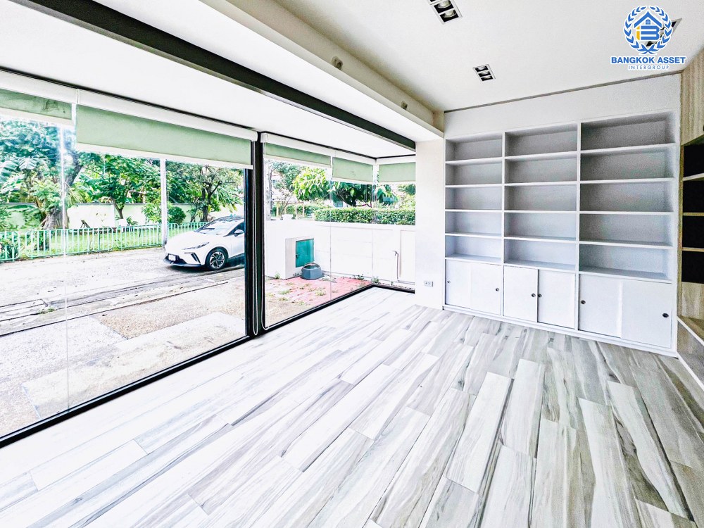 *****บ้านเดี่ยวมือสอง โครงการ มธุรสโฮม11 พิบูลย์สงคราม หลังมุม เนื้อที่กว้าง 55 ตร.ว. ฟังก์ชัน 4 ห้องนอน 3 ห้องน้ำ จอดรถได้ 1 คัน ภายในสภาพดีเยี่ยม พร้อมเข้าอยู่ ตั้งบนทำเลเดินทางสะดวก เชื่อมถนนพิบูลย์สงคราม, ถนนวงศ์สว่าง และถนนติวานนท์ ใกล้โครงการรถไฟฟ้าสายสีม่วง "สถานีแยกติวานนท์"