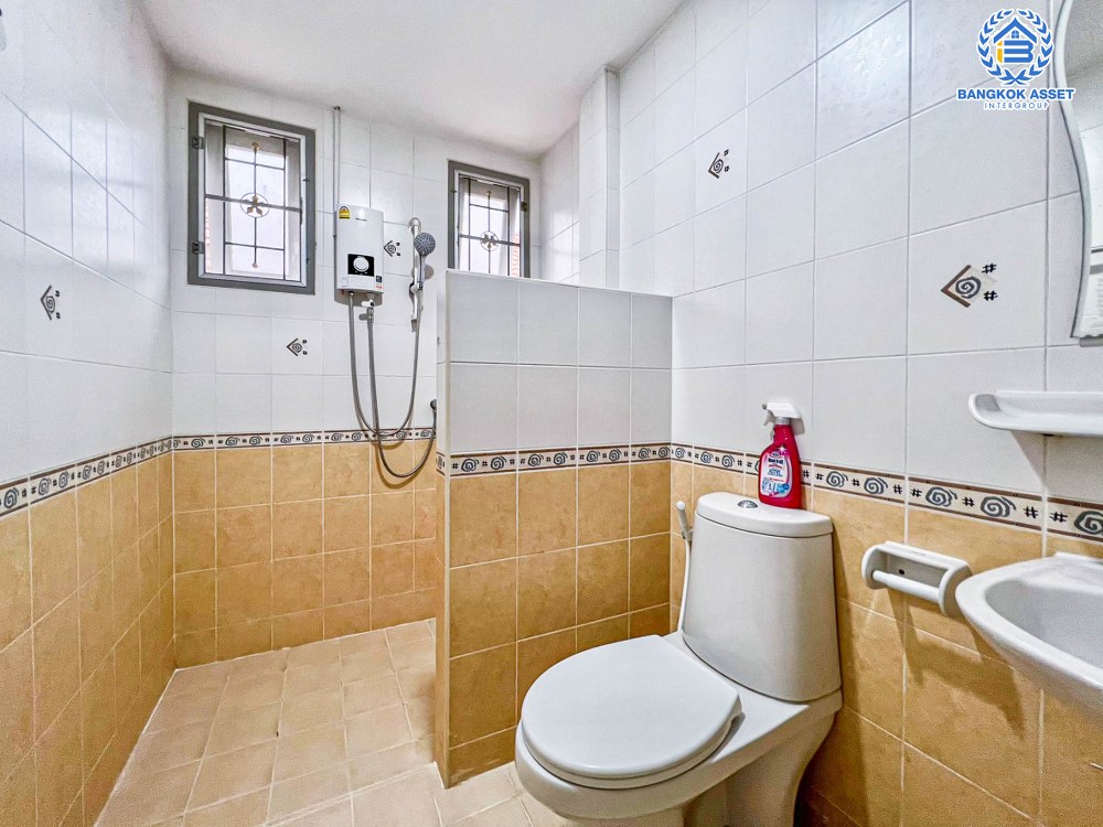 *****บ้านเดี่ยวมือสอง โครงการ มธุรสโฮม11 พิบูลย์สงคราม หลังมุม เนื้อที่กว้าง 55 ตร.ว. ฟังก์ชัน 4 ห้องนอน 3 ห้องน้ำ จอดรถได้ 1 คัน ภายในสภาพดีเยี่ยม พร้อมเข้าอยู่ ตั้งบนทำเลเดินทางสะดวก เชื่อมถนนพิบูลย์สงคราม, ถนนวงศ์สว่าง และถนนติวานนท์ ใกล้โครงการรถไฟฟ้าสายสีม่วง "สถานีแยกติวานนท์"