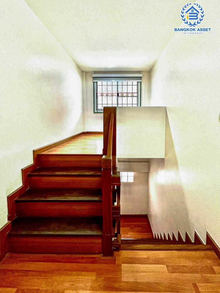 *****บ้านเดี่ยวมือสอง โครงการ มธุรสโฮม11 พิบูลย์สงคราม หลังมุม เนื้อที่กว้าง 55 ตร.ว. ฟังก์ชัน 4 ห้องนอน 3 ห้องน้ำ จอดรถได้ 1 คัน ภายในสภาพดีเยี่ยม พร้อมเข้าอยู่ ตั้งบนทำเลเดินทางสะดวก เชื่อมถนนพิบูลย์สงคราม, ถนนวงศ์สว่าง และถนนติวานนท์ ใกล้โครงการรถไฟฟ้าสายสีม่วง "สถานีแยกติวานนท์"