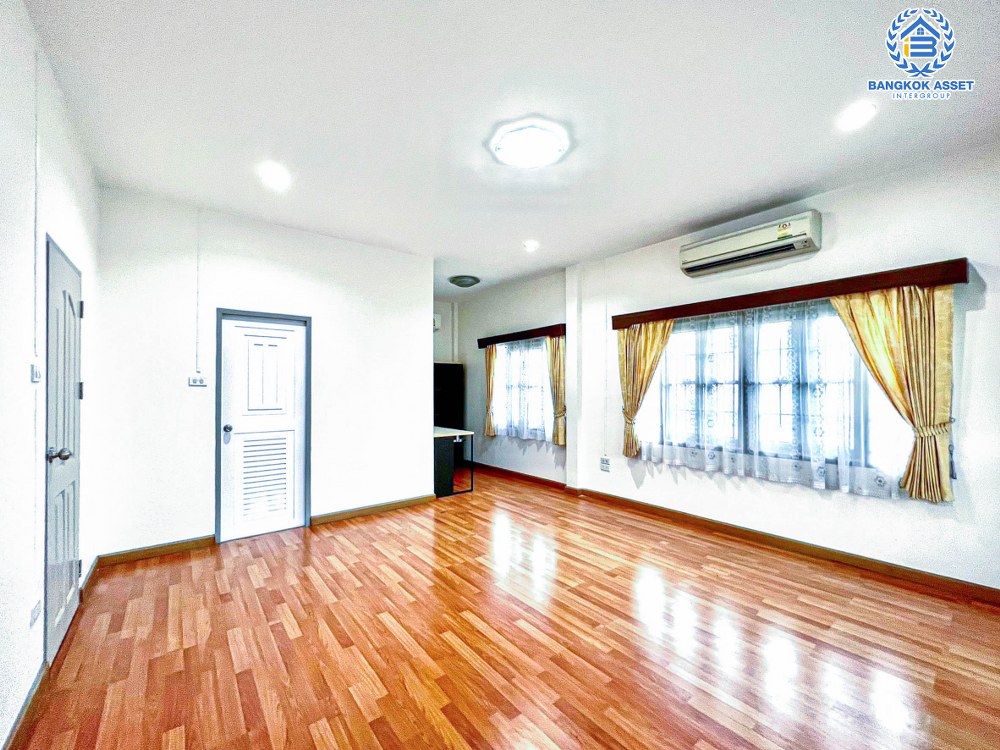 *****บ้านเดี่ยวมือสอง โครงการ มธุรสโฮม11 พิบูลย์สงคราม หลังมุม เนื้อที่กว้าง 55 ตร.ว. ฟังก์ชัน 4 ห้องนอน 3 ห้องน้ำ จอดรถได้ 1 คัน ภายในสภาพดีเยี่ยม พร้อมเข้าอยู่ ตั้งบนทำเลเดินทางสะดวก เชื่อมถนนพิบูลย์สงคราม, ถนนวงศ์สว่าง และถนนติวานนท์ ใกล้โครงการรถไฟฟ้าสายสีม่วง "สถานีแยกติวานนท์"