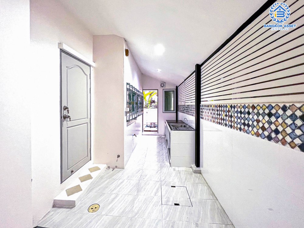 *****บ้านเดี่ยวมือสอง โครงการ มธุรสโฮม11 พิบูลย์สงคราม หลังมุม เนื้อที่กว้าง 55 ตร.ว. ฟังก์ชัน 4 ห้องนอน 3 ห้องน้ำ จอดรถได้ 1 คัน ภายในสภาพดีเยี่ยม พร้อมเข้าอยู่ ตั้งบนทำเลเดินทางสะดวก เชื่อมถนนพิบูลย์สงคราม, ถนนวงศ์สว่าง และถนนติวานนท์ ใกล้โครงการรถไฟฟ้าสายสีม่วง "สถานีแยกติวานนท์"