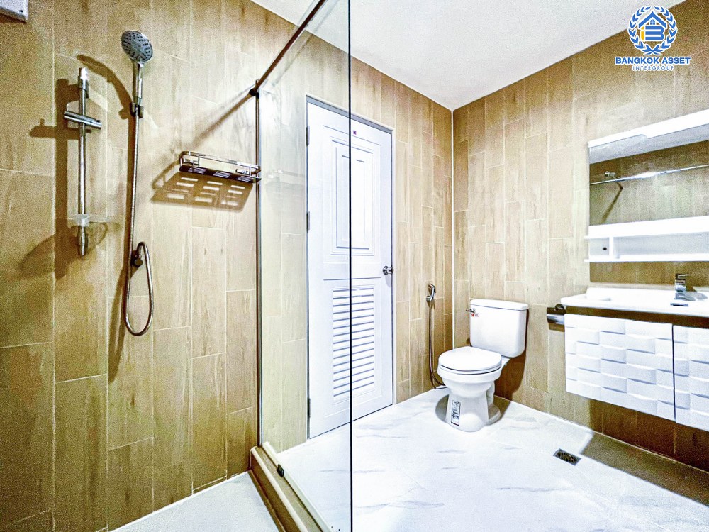 *****บ้านเดี่ยวมือสอง โครงการ มธุรสโฮม11 พิบูลย์สงคราม หลังมุม เนื้อที่กว้าง 55 ตร.ว. ฟังก์ชัน 4 ห้องนอน 3 ห้องน้ำ จอดรถได้ 1 คัน ภายในสภาพดีเยี่ยม พร้อมเข้าอยู่ ตั้งบนทำเลเดินทางสะดวก เชื่อมถนนพิบูลย์สงคราม, ถนนวงศ์สว่าง และถนนติวานนท์ ใกล้โครงการรถไฟฟ้าสายสีม่วง "สถานีแยกติวานนท์"