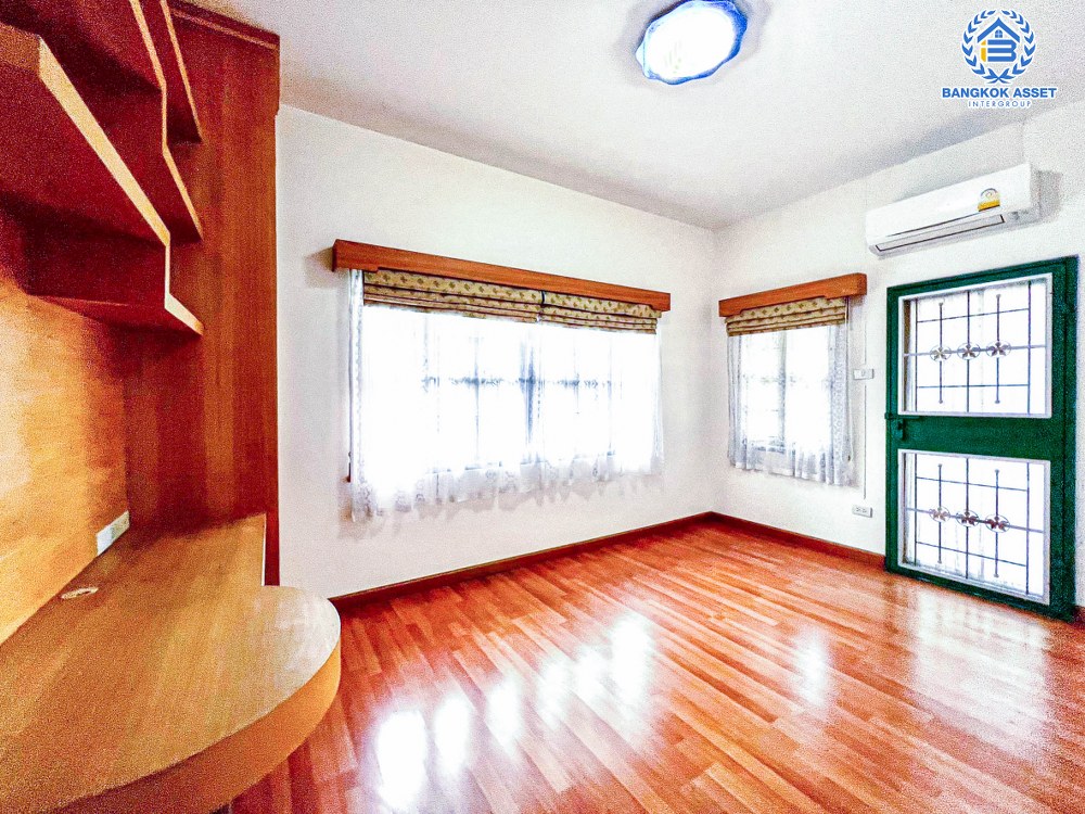 *****บ้านเดี่ยวมือสอง โครงการ มธุรสโฮม11 พิบูลย์สงคราม หลังมุม เนื้อที่กว้าง 55 ตร.ว. ฟังก์ชัน 4 ห้องนอน 3 ห้องน้ำ จอดรถได้ 1 คัน ภายในสภาพดีเยี่ยม พร้อมเข้าอยู่ ตั้งบนทำเลเดินทางสะดวก เชื่อมถนนพิบูลย์สงคราม, ถนนวงศ์สว่าง และถนนติวานนท์ ใกล้โครงการรถไฟฟ้าสายสีม่วง "สถานีแยกติวานนท์"