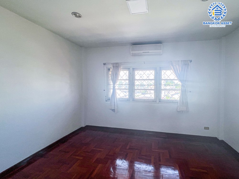 *****ทาวน์เฮ้าส์มือสอง โครงการ สรานนท์ ติวานนท์ เนื้อที่ 20.80 ตร.ว. ฟังก์ชัน 3 ห้องนอน 2 ห้องน้ำ 1 ที่จอดรถ พื้นที่ใช้สอยกว้าง บ้านสภาพดีมาก โครงการตั้งบนทำเลเยี่ยม ใกล้เซ็นทรัลแจ้งวัฒนะ และโครงการรถไฟฟ้า (ในอนาคต) สายสีชมพู "สถานีปากเกร็ด"