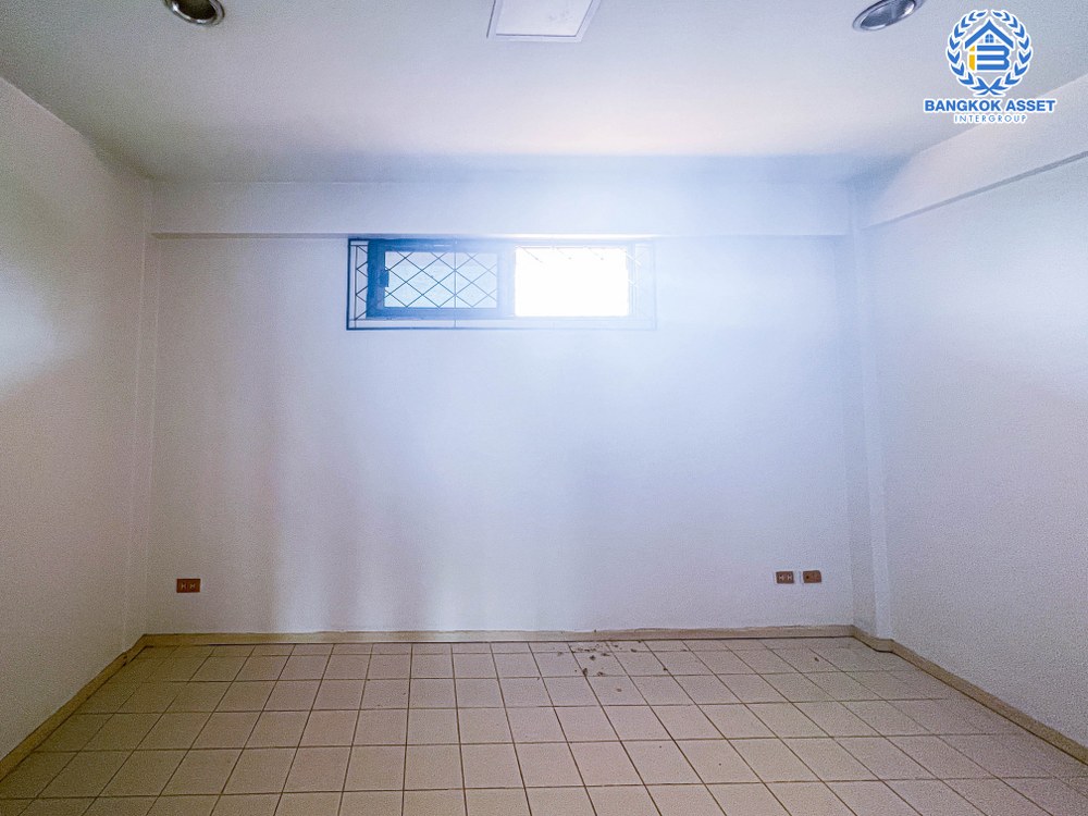 *****ทาวน์เฮ้าส์มือสอง โครงการ สรานนท์ ติวานนท์ เนื้อที่ 20.80 ตร.ว. ฟังก์ชัน 3 ห้องนอน 2 ห้องน้ำ 1 ที่จอดรถ พื้นที่ใช้สอยกว้าง บ้านสภาพดีมาก โครงการตั้งบนทำเลเยี่ยม ใกล้เซ็นทรัลแจ้งวัฒนะ และโครงการรถไฟฟ้า (ในอนาคต) สายสีชมพู "สถานีปากเกร็ด"