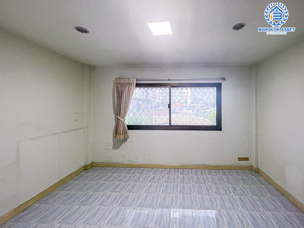 *****ทาวน์เฮ้าส์มือสอง โครงการ สรานนท์ ติวานนท์ เนื้อที่ 20.80 ตร.ว. ฟังก์ชัน 3 ห้องนอน 2 ห้องน้ำ 1 ที่จอดรถ พื้นที่ใช้สอยกว้าง บ้านสภาพดีมาก โครงการตั้งบนทำเลเยี่ยม ใกล้เซ็นทรัลแจ้งวัฒนะ และโครงการรถไฟฟ้า (ในอนาคต) สายสีชมพู "สถานีปากเกร็ด"