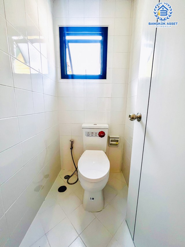 *****ทาวน์โฮมมือสองกรุงเทพมหานคร หมู่บ้าน บ้านแมกไม้ วัชรพล หลังมุม! เนื้อที่กว้างมากถึง 35.4 ตร.ว. ฟังก์ชัน 3 ห้องนอน 3 ห้องน้ำ 1 ที่จอดรถ รีโนเวทแล้ว บนทำเลเชื่อมต่อ ถนนสุขาภิบาล 5, ถนนสายไหม, ถนนลำลูกกา ใกล้จุดขึ้นทางด่วน "รามอินทรา"