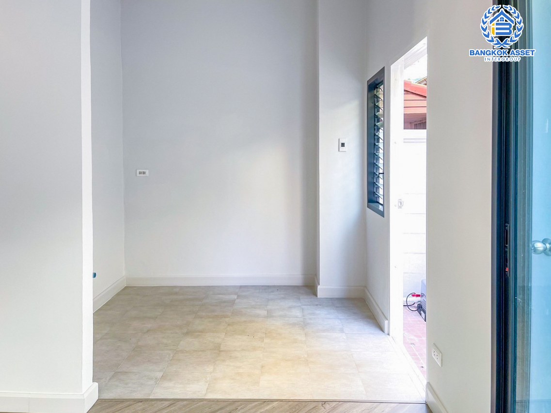 *****ทาวน์โฮมมือสองกรุงเทพมหานคร หมู่บ้าน บ้านแมกไม้ วัชรพล หลังมุม! เนื้อที่กว้างมากถึง 35.4 ตร.ว. ฟังก์ชัน 3 ห้องนอน 3 ห้องน้ำ 1 ที่จอดรถ รีโนเวทแล้ว บนทำเลเชื่อมต่อ ถนนสุขาภิบาล 5, ถนนสายไหม, ถนนลำลูกกา ใกล้จุดขึ้นทางด่วน "รามอินทรา"