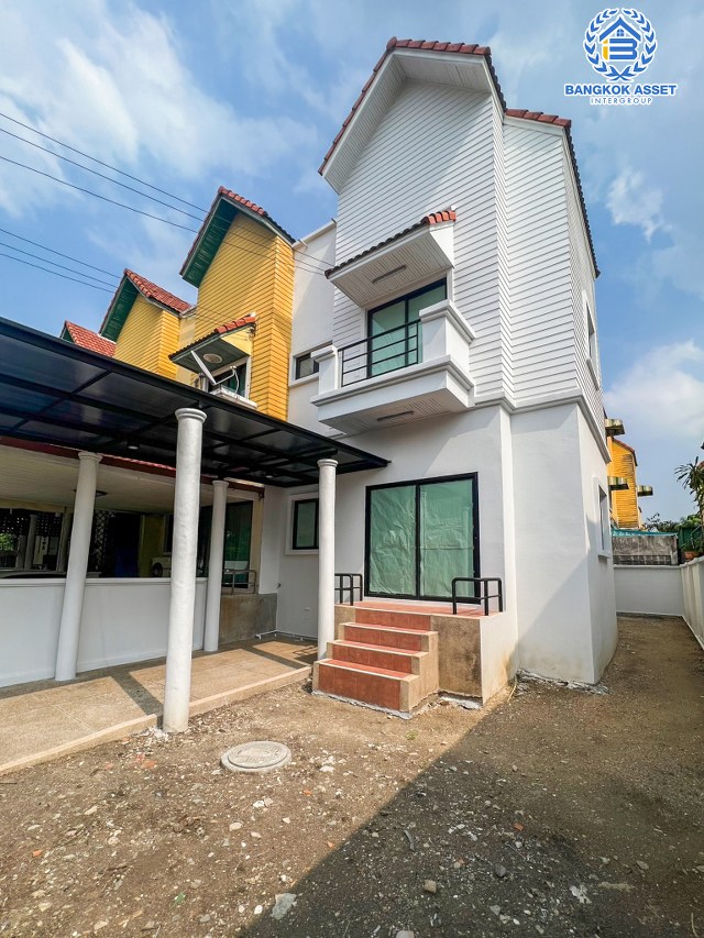 *****ทาวน์โฮมมือสองกรุงเทพมหานคร หมู่บ้าน บ้านแมกไม้ วัชรพล หลังมุม! เนื้อที่กว้างมากถึง 35.4 ตร.ว. ฟังก์ชัน 3 ห้องนอน 3 ห้องน้ำ 1 ที่จอดรถ รีโนเวทแล้ว บนทำเลเชื่อมต่อ ถนนสุขาภิบาล 5, ถนนสายไหม, ถนนลำลูกกา ใกล้จุดขึ้นทางด่วน "รามอินทรา"