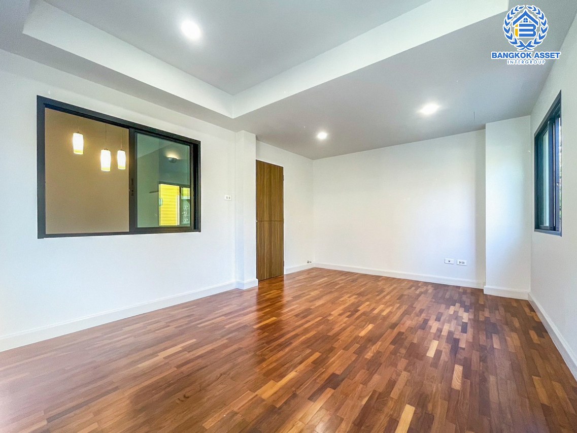 *****ทาวน์โฮมมือสองกรุงเทพมหานคร หมู่บ้าน บ้านแมกไม้ วัชรพล หลังมุม! เนื้อที่กว้างมากถึง 35.4 ตร.ว. ฟังก์ชัน 3 ห้องนอน 3 ห้องน้ำ 1 ที่จอดรถ รีโนเวทแล้ว บนทำเลเชื่อมต่อ ถนนสุขาภิบาล 5, ถนนสายไหม, ถนนลำลูกกา ใกล้จุดขึ้นทางด่วน "รามอินทรา"