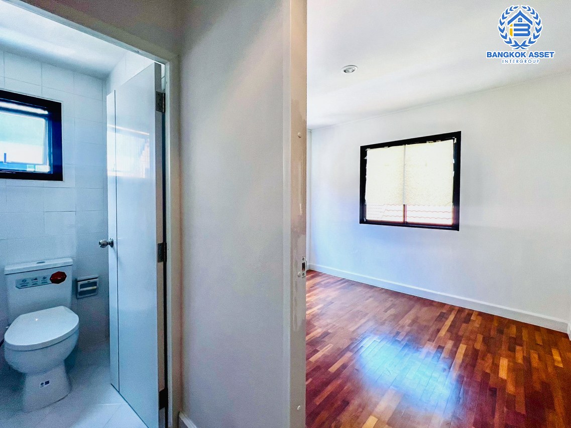 *****ทาวน์โฮมมือสองกรุงเทพมหานคร หมู่บ้าน บ้านแมกไม้ วัชรพล หลังมุม! เนื้อที่กว้างมากถึง 35.4 ตร.ว. ฟังก์ชัน 3 ห้องนอน 3 ห้องน้ำ 1 ที่จอดรถ รีโนเวทแล้ว บนทำเลเชื่อมต่อ ถนนสุขาภิบาล 5, ถนนสายไหม, ถนนลำลูกกา ใกล้จุดขึ้นทางด่วน "รามอินทรา"