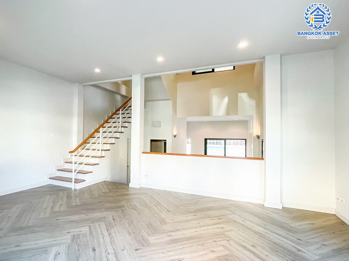 *****ทาวน์โฮมมือสองกรุงเทพมหานคร หมู่บ้าน บ้านแมกไม้ วัชรพล หลังมุม! เนื้อที่กว้างมากถึง 35.4 ตร.ว. ฟังก์ชัน 3 ห้องนอน 3 ห้องน้ำ 1 ที่จอดรถ รีโนเวทแล้ว บนทำเลเชื่อมต่อ ถนนสุขาภิบาล 5, ถนนสายไหม, ถนนลำลูกกา ใกล้จุดขึ้นทางด่วน "รามอินทรา"