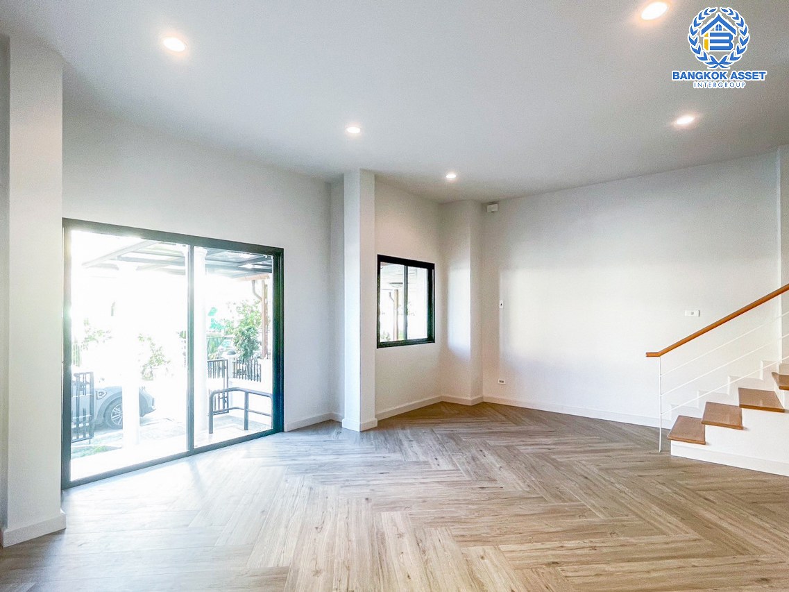 *****ทาวน์โฮมมือสองกรุงเทพมหานคร หมู่บ้าน บ้านแมกไม้ วัชรพล หลังมุม! เนื้อที่กว้างมากถึง 35.4 ตร.ว. ฟังก์ชัน 3 ห้องนอน 3 ห้องน้ำ 1 ที่จอดรถ รีโนเวทแล้ว บนทำเลเชื่อมต่อ ถนนสุขาภิบาล 5, ถนนสายไหม, ถนนลำลูกกา ใกล้จุดขึ้นทางด่วน "รามอินทรา"