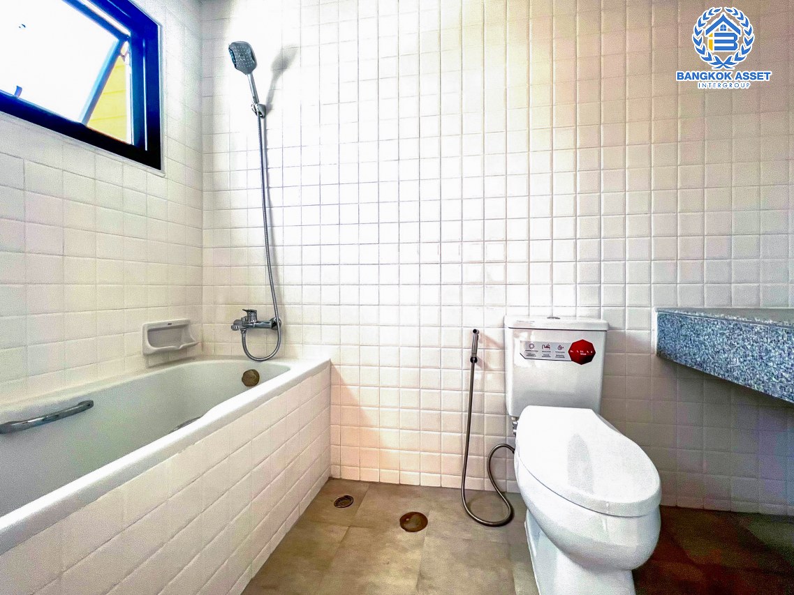 *****ทาวน์โฮมมือสองกรุงเทพมหานคร หมู่บ้าน บ้านแมกไม้ วัชรพล หลังมุม! เนื้อที่กว้างมากถึง 35.4 ตร.ว. ฟังก์ชัน 3 ห้องนอน 3 ห้องน้ำ 1 ที่จอดรถ รีโนเวทแล้ว บนทำเลเชื่อมต่อ ถนนสุขาภิบาล 5, ถนนสายไหม, ถนนลำลูกกา ใกล้จุดขึ้นทางด่วน "รามอินทรา"