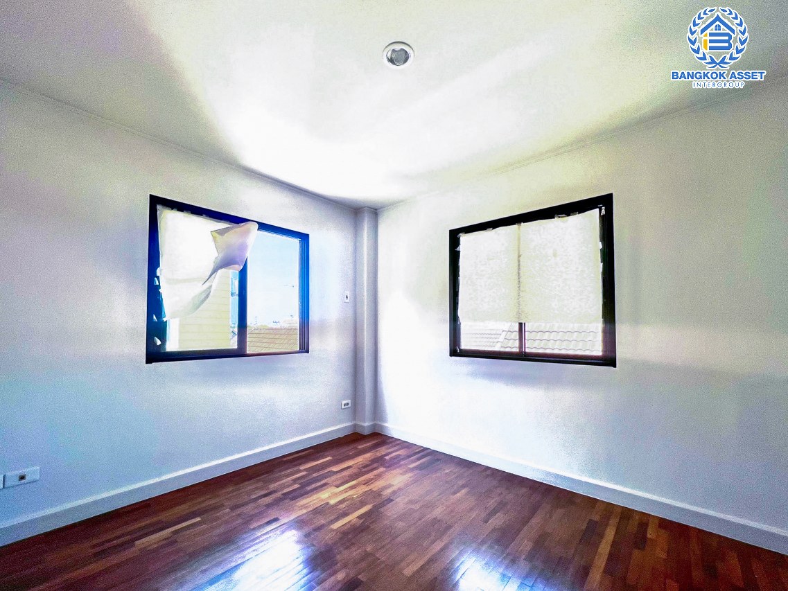 *****ทาวน์โฮมมือสองกรุงเทพมหานคร หมู่บ้าน บ้านแมกไม้ วัชรพล หลังมุม! เนื้อที่กว้างมากถึง 35.4 ตร.ว. ฟังก์ชัน 3 ห้องนอน 3 ห้องน้ำ 1 ที่จอดรถ รีโนเวทแล้ว บนทำเลเชื่อมต่อ ถนนสุขาภิบาล 5, ถนนสายไหม, ถนนลำลูกกา ใกล้จุดขึ้นทางด่วน "รามอินทรา"