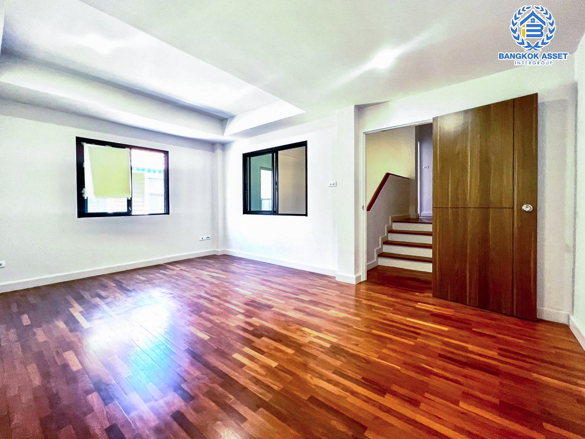 *****ทาวน์โฮมมือสองกรุงเทพมหานคร หมู่บ้าน บ้านแมกไม้ วัชรพล หลังมุม! เนื้อที่กว้างมากถึง 35.4 ตร.ว. ฟังก์ชัน 3 ห้องนอน 3 ห้องน้ำ 1 ที่จอดรถ รีโนเวทแล้ว บนทำเลเชื่อมต่อ ถนนสุขาภิบาล 5, ถนนสายไหม, ถนนลำลูกกา ใกล้จุดขึ้นทางด่วน "รามอินทรา"