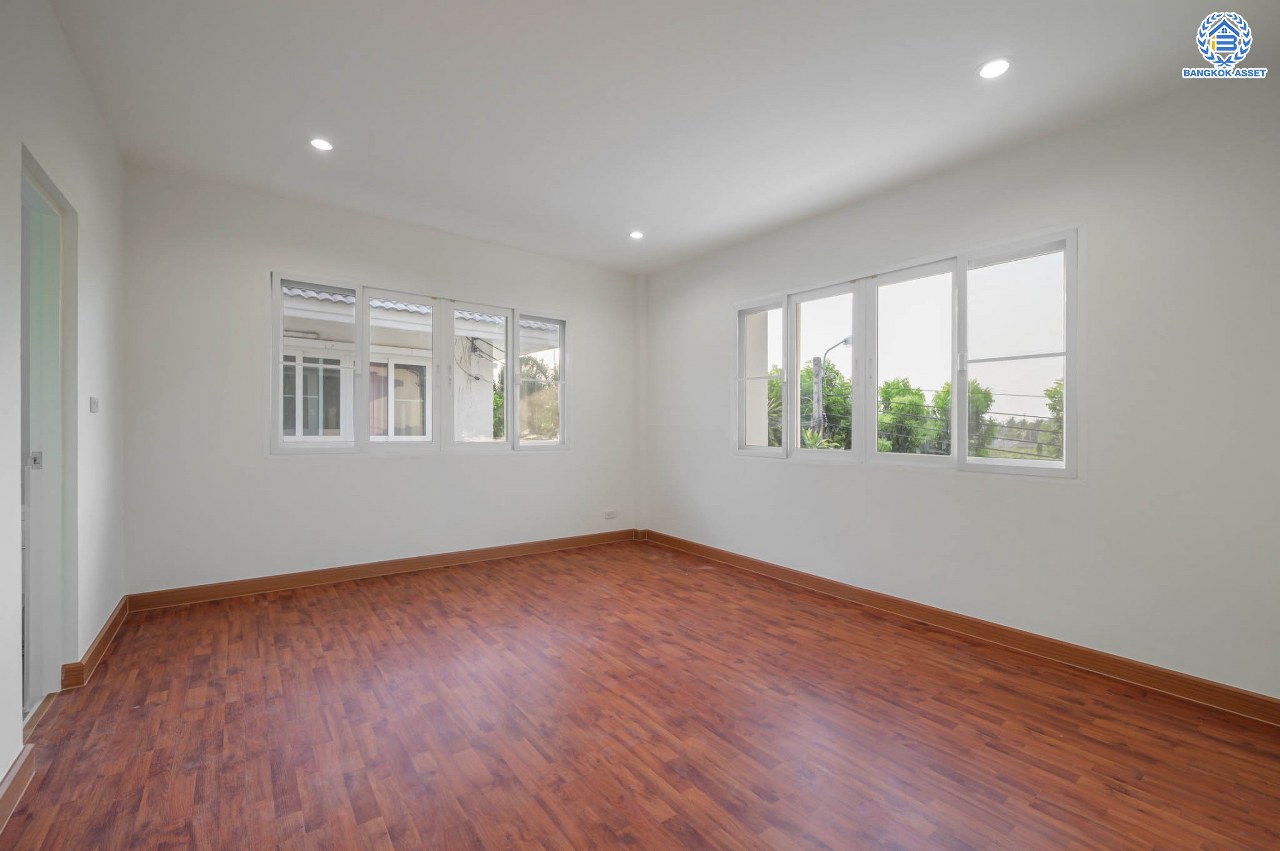 บ้านมือสองตกแต่งใหม่ โครงการ คาซ่าแกรนด์ รัตนาธิเบศร์-ราชพฤกษ์ บ้านเดี่ยวจากแบรนด์ Q.House เนื้อที่ 68 ตร.ว. ฟังก์ชัน 3 ห้องนอน 4 ห้องน้ำ 1 ห้องแม่บ้าน จอดรถได้ถึง 2 คัน พร้อม Facilities ครบครัน บนทำเลเดินทางสะดวก ติดถนนราชพฤกษ์ ใกล้เซ็นทรัลเวสต์เกต และรถไฟฟ้าสายสีม่วง "สถานีบางรักใหญ่"