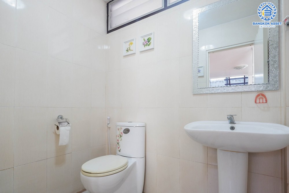 *****บ้านเดี่ยวมือสอง โครงการ จรัญสนิทวงศ์75 จรัญสนิทวงศ์ เนื้อที่กว้างกว่า 119 ตร.ว. ฟังก์ชัน 3 ห้องนอน 2 ห้องน้ำ ภายในสภาพสวย บริเวณรอบบ้านกว้างขวาง พร้อมเข้าอยู่ บนทำเลศักยภาพใจกลางเมือง เข้า-ออกได้หลายเส้นทาง ใกล้รถไฟฟ้าสายสีน้ำเงิน "สถานีแยกไฟฉาย" และทางด่วน "ศรีรัช"