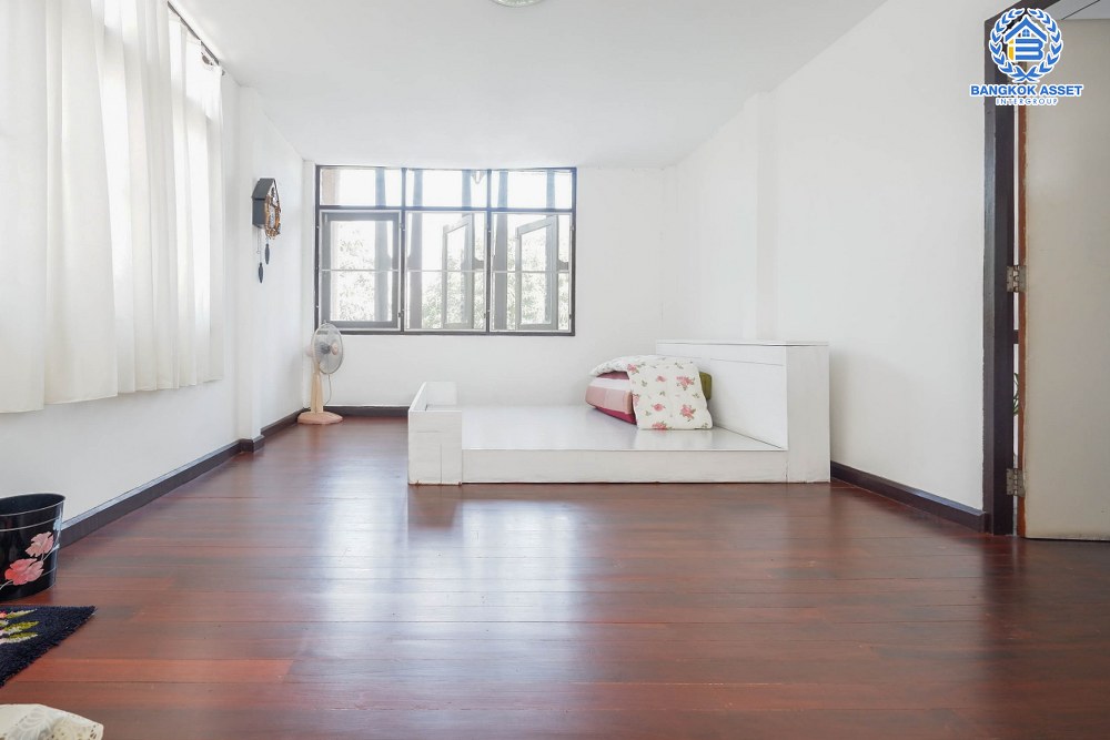 *****บ้านเดี่ยวมือสอง โครงการ จรัญสนิทวงศ์75 จรัญสนิทวงศ์ เนื้อที่กว้างกว่า 119 ตร.ว. ฟังก์ชัน 3 ห้องนอน 2 ห้องน้ำ ภายในสภาพสวย บริเวณรอบบ้านกว้างขวาง พร้อมเข้าอยู่ บนทำเลศักยภาพใจกลางเมือง เข้า-ออกได้หลายเส้นทาง ใกล้รถไฟฟ้าสายสีน้ำเงิน "สถานีแยกไฟฉาย" และทางด่วน "ศรีรัช"