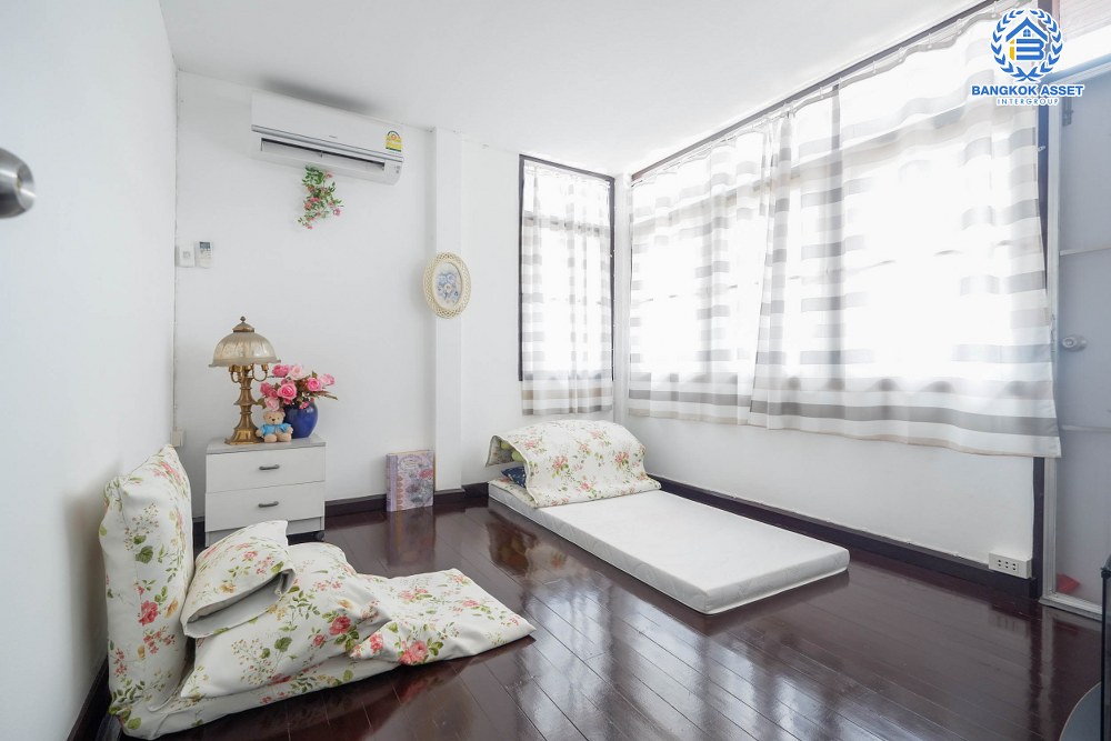 *****บ้านเดี่ยวมือสอง โครงการ จรัญสนิทวงศ์75 จรัญสนิทวงศ์ เนื้อที่กว้างกว่า 119 ตร.ว. ฟังก์ชัน 3 ห้องนอน 2 ห้องน้ำ ภายในสภาพสวย บริเวณรอบบ้านกว้างขวาง พร้อมเข้าอยู่ บนทำเลศักยภาพใจกลางเมือง เข้า-ออกได้หลายเส้นทาง ใกล้รถไฟฟ้าสายสีน้ำเงิน "สถานีแยกไฟฉาย" และทางด่วน "ศรีรัช"