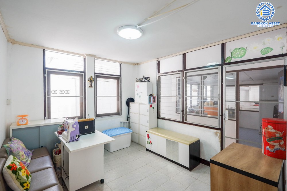 *****บ้านเดี่ยวมือสอง โครงการ จรัญสนิทวงศ์75 จรัญสนิทวงศ์ เนื้อที่กว้างกว่า 119 ตร.ว. ฟังก์ชัน 3 ห้องนอน 2 ห้องน้ำ ภายในสภาพสวย บริเวณรอบบ้านกว้างขวาง พร้อมเข้าอยู่ บนทำเลศักยภาพใจกลางเมือง เข้า-ออกได้หลายเส้นทาง ใกล้รถไฟฟ้าสายสีน้ำเงิน "สถานีแยกไฟฉาย" และทางด่วน "ศรีรัช"