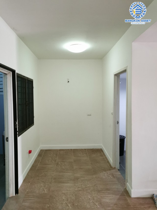 ทาวน์เฮ้าส์มือสองนนทบุรี โครงการ พฤกษาวิลล์63/1 พระราม5-วงศ์สว่าง เนื้อที่กว้าง 18.7 ตร.ว. ฟังก์ชัน 3 ห้องนอน 2 ห้องน้ำ 1 ที่จอดรถ หลังบ้านไม่ติดใคร บนทำเลโซนเมือง ใกล้สะพานพระราม5, รถไฟฟ้าสายสีม่วง "สถานีแยกติวานนท์" และทางด่วน "พระราม7"