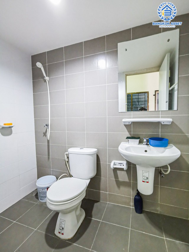 ทาวน์เฮ้าส์มือสองนนทบุรี โครงการ พฤกษาวิลล์63/1 พระราม5-วงศ์สว่าง เนื้อที่กว้าง 18.7 ตร.ว. ฟังก์ชัน 3 ห้องนอน 2 ห้องน้ำ 1 ที่จอดรถ หลังบ้านไม่ติดใคร บนทำเลโซนเมือง ใกล้สะพานพระราม5, รถไฟฟ้าสายสีม่วง "สถานีแยกติวานนท์" และทางด่วน "พระราม7"