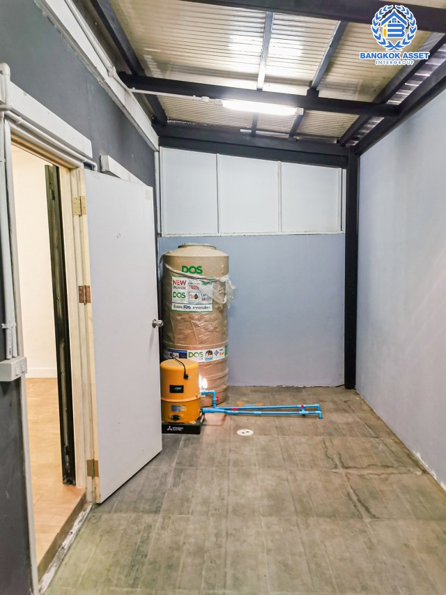 ทาวน์เฮ้าส์มือสองนนทบุรี โครงการ พฤกษาวิลล์63/1 พระราม5-วงศ์สว่าง เนื้อที่กว้าง 18.7 ตร.ว. ฟังก์ชัน 3 ห้องนอน 2 ห้องน้ำ 1 ที่จอดรถ หลังบ้านไม่ติดใคร บนทำเลโซนเมือง ใกล้สะพานพระราม5, รถไฟฟ้าสายสีม่วง "สถานีแยกติวานนท์" และทางด่วน "พระราม7"