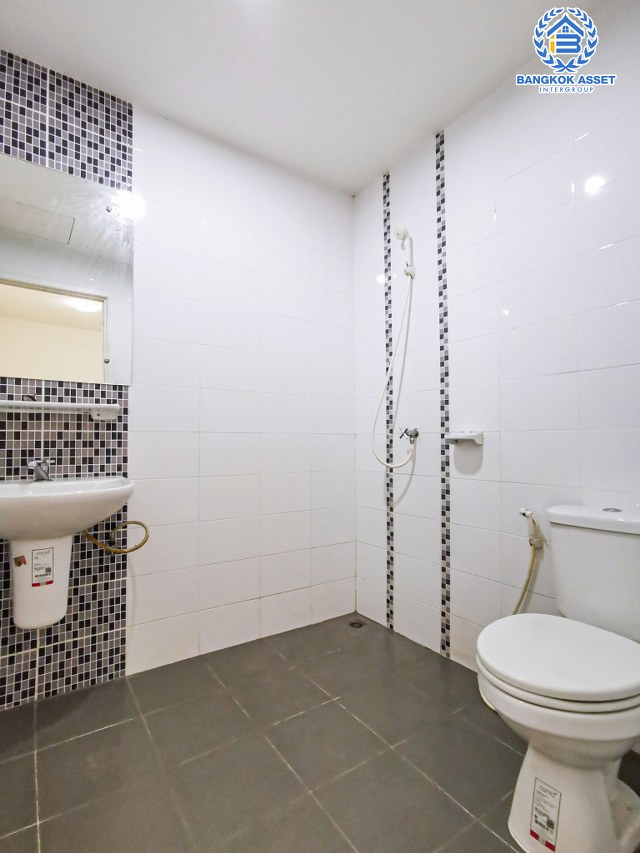 ทาวน์เฮ้าส์มือสองนนทบุรี โครงการ พฤกษาวิลล์63/1 พระราม5-วงศ์สว่าง เนื้อที่กว้าง 18.7 ตร.ว. ฟังก์ชัน 3 ห้องนอน 2 ห้องน้ำ 1 ที่จอดรถ หลังบ้านไม่ติดใคร บนทำเลโซนเมือง ใกล้สะพานพระราม5, รถไฟฟ้าสายสีม่วง "สถานีแยกติวานนท์" และทางด่วน "พระราม7"