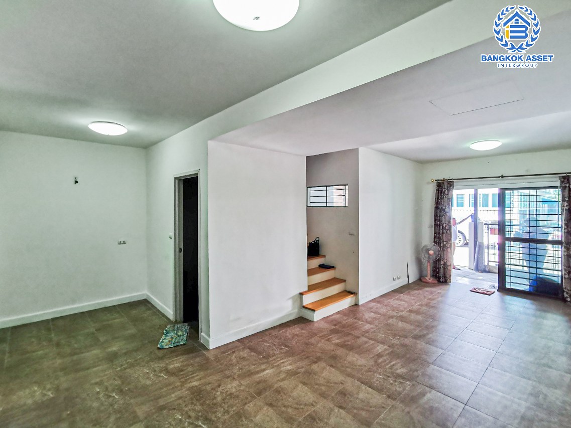 ทาวน์เฮ้าส์มือสองนนทบุรี โครงการ พฤกษาวิลล์63/1 พระราม5-วงศ์สว่าง เนื้อที่กว้าง 18.7 ตร.ว. ฟังก์ชัน 3 ห้องนอน 2 ห้องน้ำ 1 ที่จอดรถ หลังบ้านไม่ติดใคร บนทำเลโซนเมือง ใกล้สะพานพระราม5, รถไฟฟ้าสายสีม่วง "สถานีแยกติวานนท์" และทางด่วน "พระราม7"