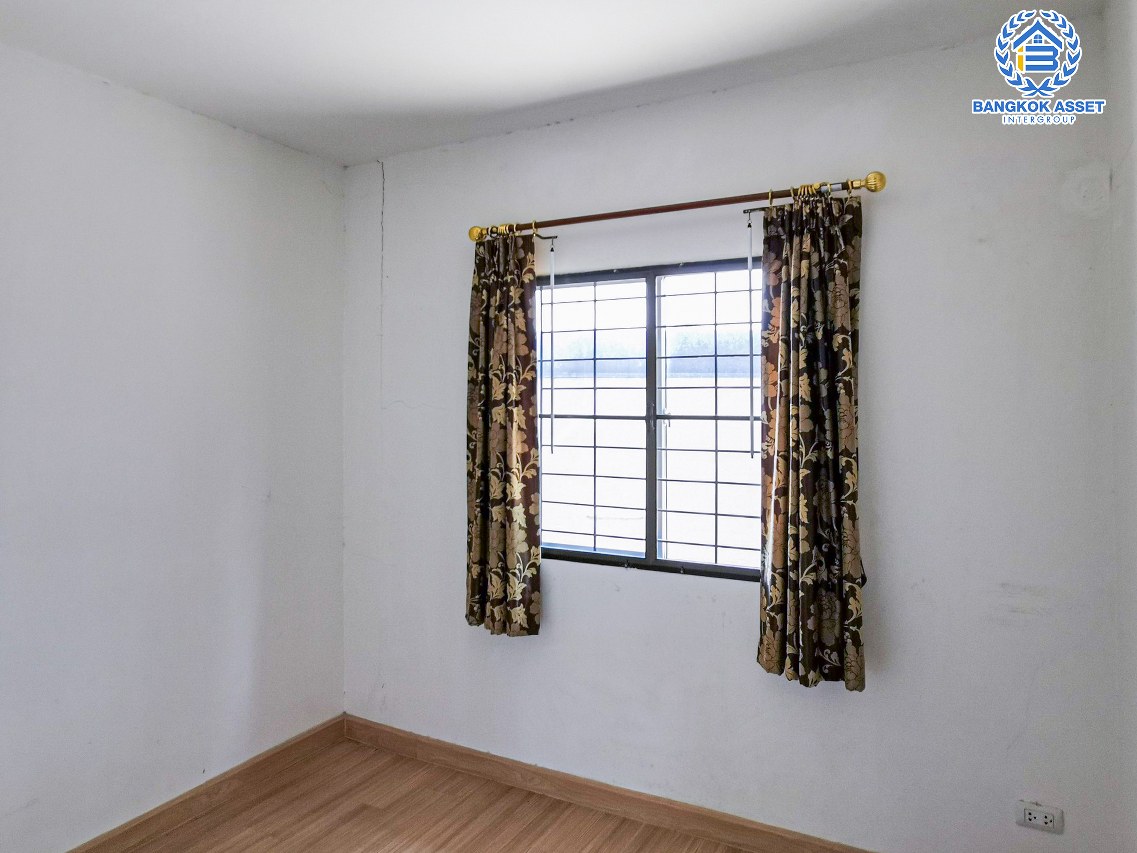 ทาวน์เฮ้าส์มือสองนนทบุรี โครงการ พฤกษาวิลล์63/1 พระราม5-วงศ์สว่าง เนื้อที่กว้าง 18.7 ตร.ว. ฟังก์ชัน 3 ห้องนอน 2 ห้องน้ำ 1 ที่จอดรถ หลังบ้านไม่ติดใคร บนทำเลโซนเมือง ใกล้สะพานพระราม5, รถไฟฟ้าสายสีม่วง "สถานีแยกติวานนท์" และทางด่วน "พระราม7"