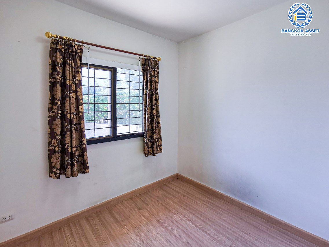 ทาวน์เฮ้าส์มือสองนนทบุรี โครงการ พฤกษาวิลล์63/1 พระราม5-วงศ์สว่าง เนื้อที่กว้าง 18.7 ตร.ว. ฟังก์ชัน 3 ห้องนอน 2 ห้องน้ำ 1 ที่จอดรถ หลังบ้านไม่ติดใคร บนทำเลโซนเมือง ใกล้สะพานพระราม5, รถไฟฟ้าสายสีม่วง "สถานีแยกติวานนท์" และทางด่วน "พระราม7"