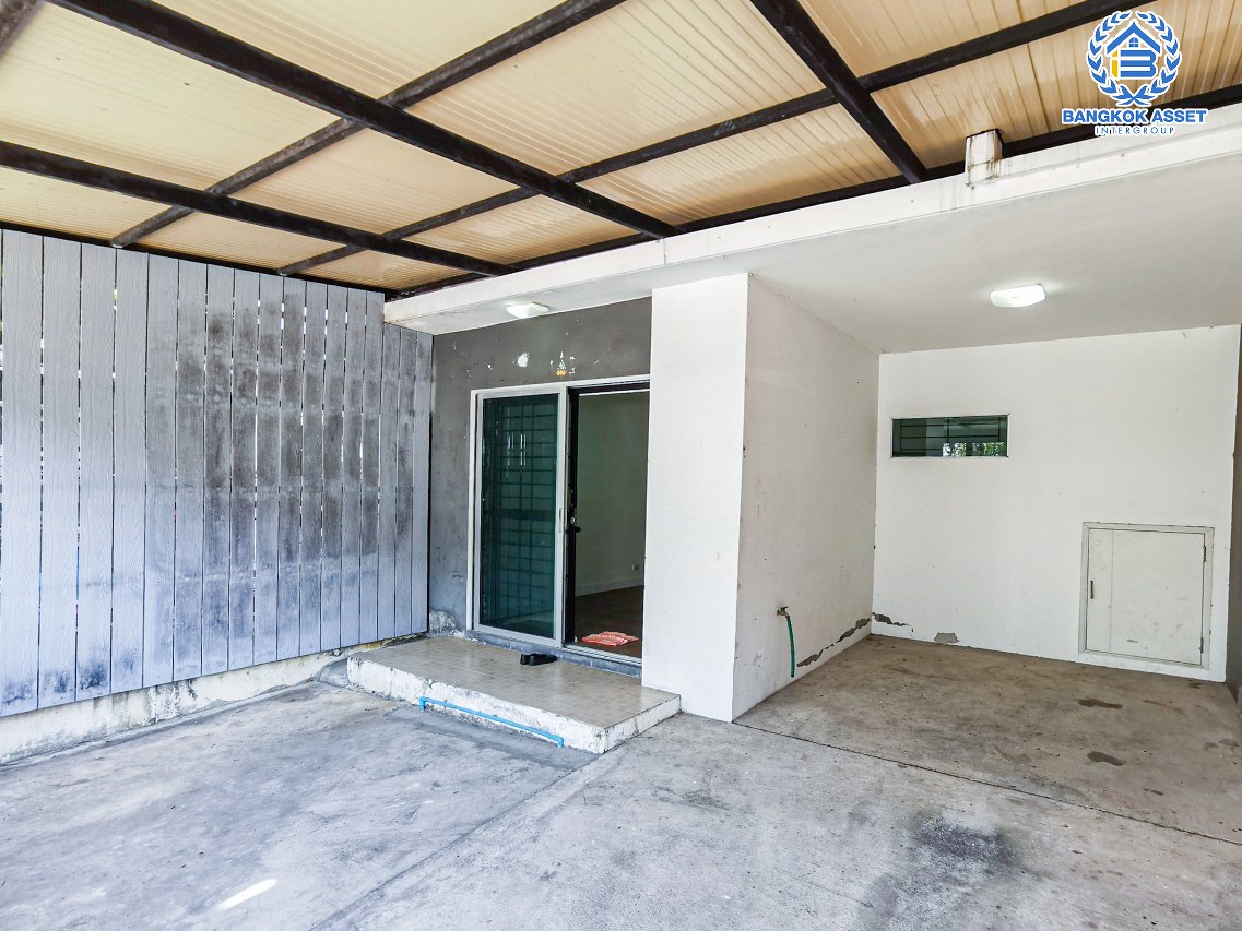 ทาวน์เฮ้าส์มือสองนนทบุรี โครงการ พฤกษาวิลล์63/1 พระราม5-วงศ์สว่าง เนื้อที่กว้าง 18.7 ตร.ว. ฟังก์ชัน 3 ห้องนอน 2 ห้องน้ำ 1 ที่จอดรถ หลังบ้านไม่ติดใคร บนทำเลโซนเมือง ใกล้สะพานพระราม5, รถไฟฟ้าสายสีม่วง "สถานีแยกติวานนท์" และทางด่วน "พระราม7"