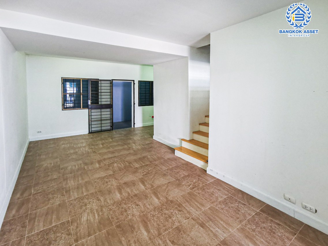 ทาวน์เฮ้าส์มือสองนนทบุรี โครงการ พฤกษาวิลล์63/1 พระราม5-วงศ์สว่าง เนื้อที่กว้าง 18.7 ตร.ว. ฟังก์ชัน 3 ห้องนอน 2 ห้องน้ำ 1 ที่จอดรถ หลังบ้านไม่ติดใคร บนทำเลโซนเมือง ใกล้สะพานพระราม5, รถไฟฟ้าสายสีม่วง "สถานีแยกติวานนท์" และทางด่วน "พระราม7"