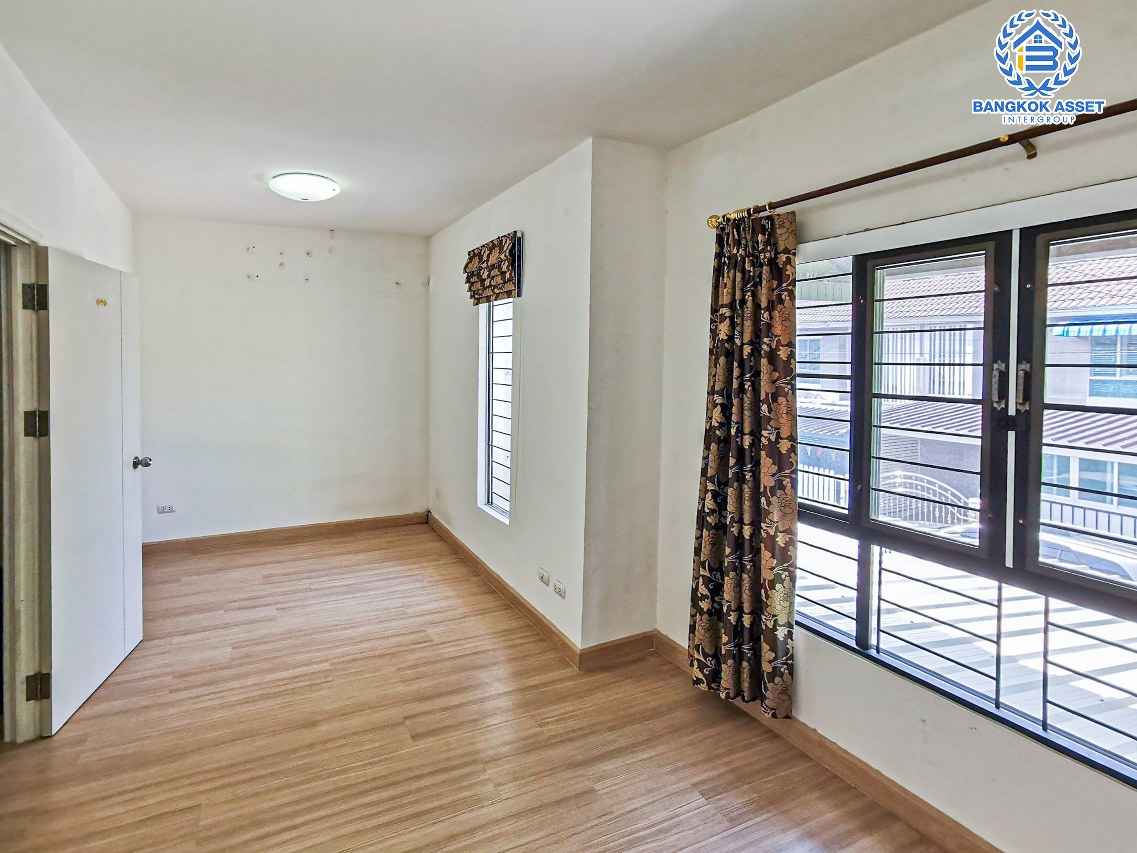 ทาวน์เฮ้าส์มือสองนนทบุรี โครงการ พฤกษาวิลล์63/1 พระราม5-วงศ์สว่าง เนื้อที่กว้าง 18.7 ตร.ว. ฟังก์ชัน 3 ห้องนอน 2 ห้องน้ำ 1 ที่จอดรถ หลังบ้านไม่ติดใคร บนทำเลโซนเมือง ใกล้สะพานพระราม5, รถไฟฟ้าสายสีม่วง "สถานีแยกติวานนท์" และทางด่วน "พระราม7"