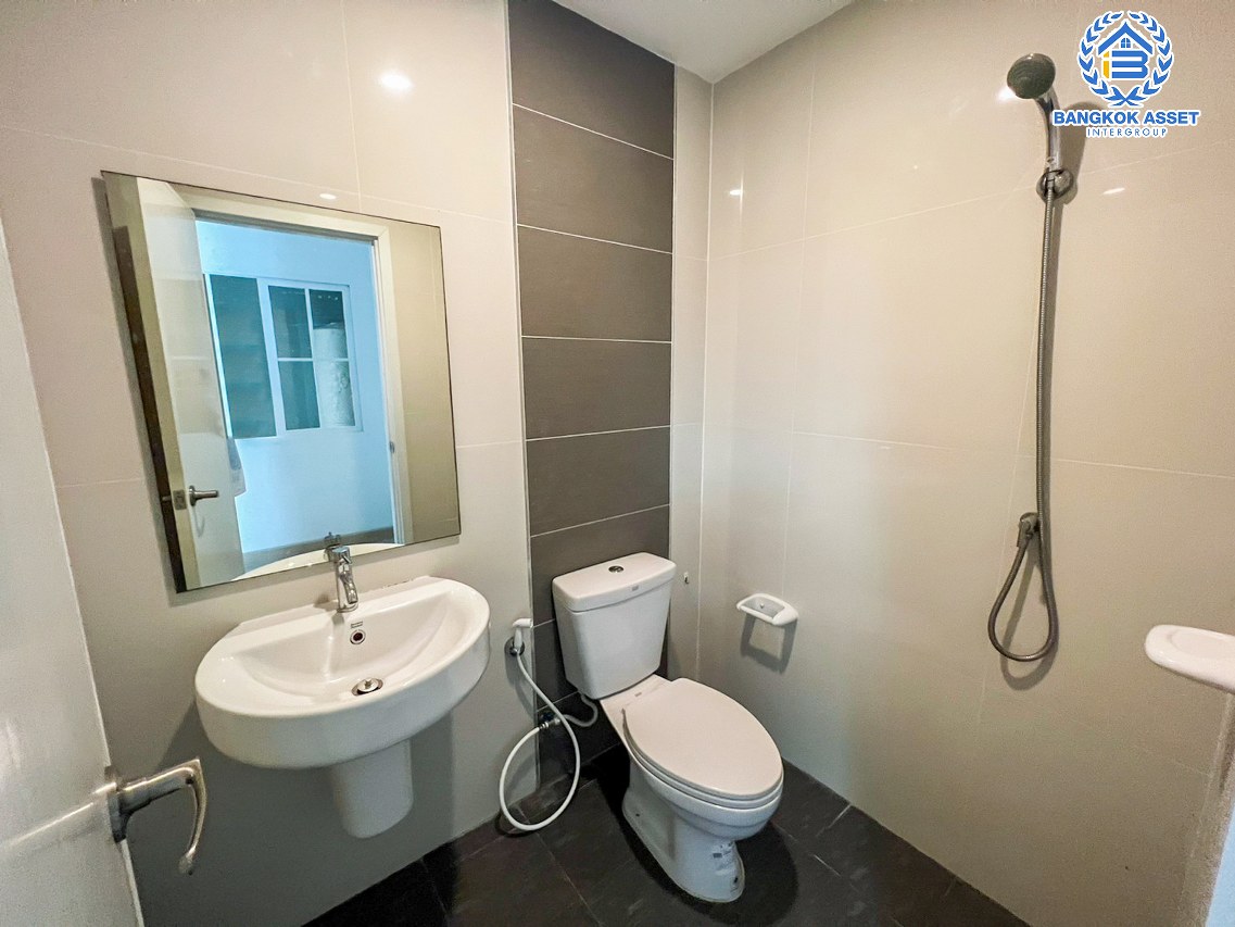 *****ทาวน์เฮ้าส์มือสองนนทบุรี โครงการ คิวดิสทริค เวสต์เกต เนื้อที่เกือบ 18 ตร.ว. ฟังก์ชัน 3 ห้องนอน 2 ห้องน้ำ 2 ที่จอดรถ บ้านสภาพดี พร้อมอยู่ บนทำเลเชื่อมต่อ ถนนกาญจนาภิเษก, ถนนรัตนาธิเบศร์ เพียง 10 นาทีก็ถึงรถไฟฟ้าสายสีม่วง "สถานีคลองบางไผ่" จองเลย